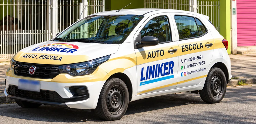 Carro de aula da Auto Moto Escola Liniker em frente à autoescola